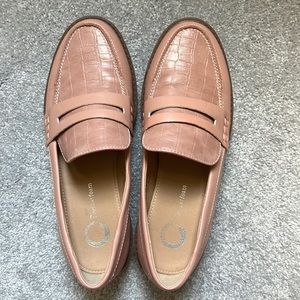 Cute pink loafers! Love the color and material!